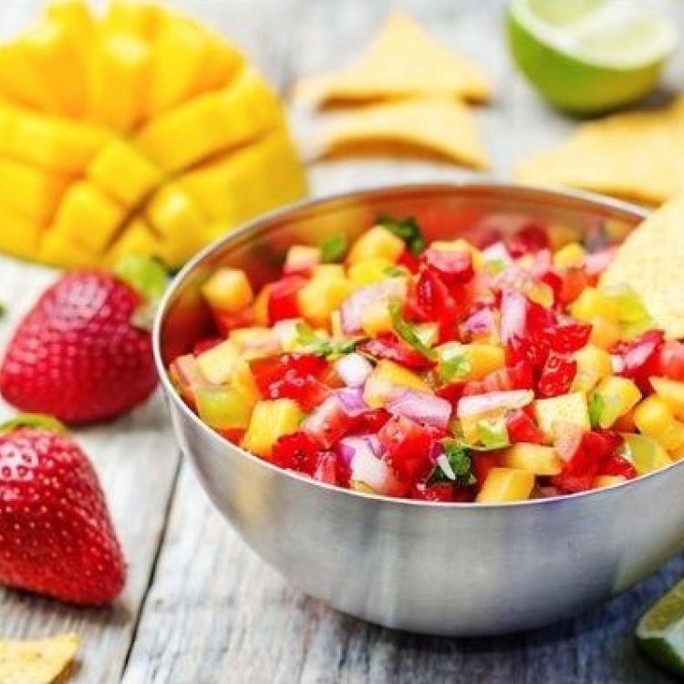 Salade de fruits épicée fraises, mangue, gingembre
